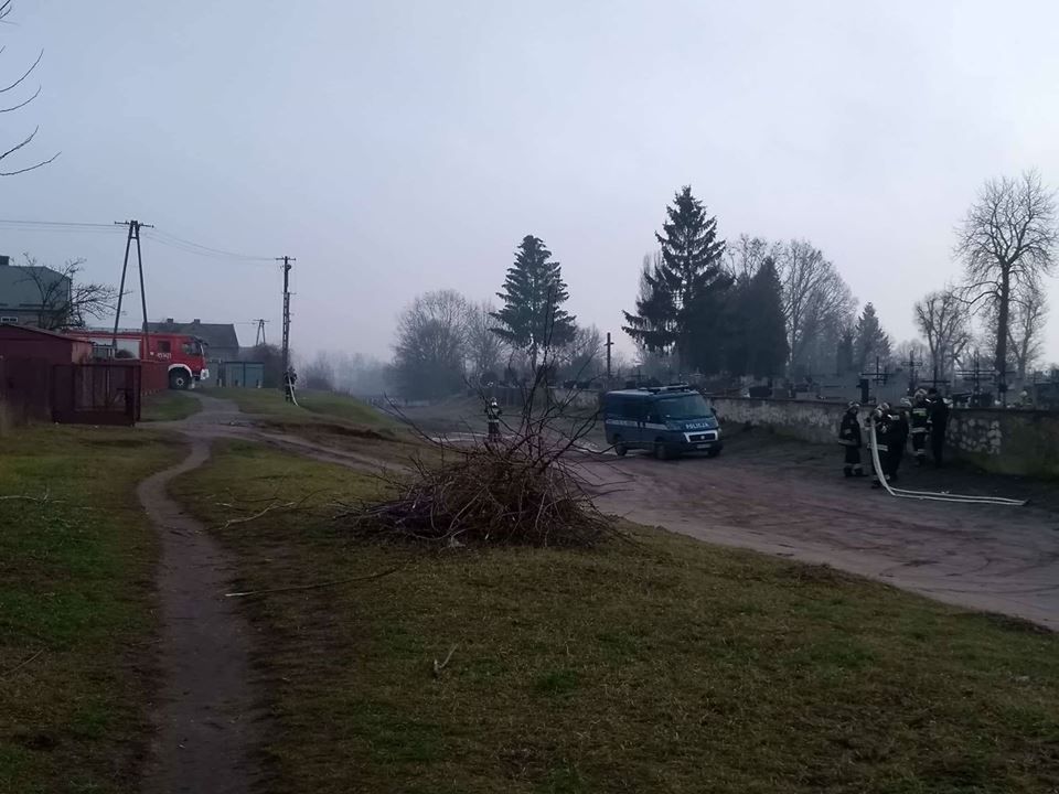 Pożar śmieci przy cmentarzu w Ostrowcu Świętokrzyskim