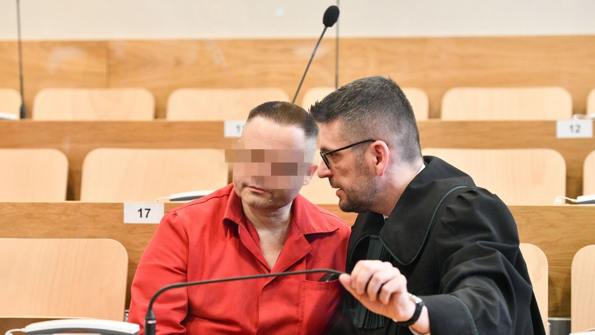 Robert Janczewski ze swoim obrońcą podczas procesu w 2020 r.