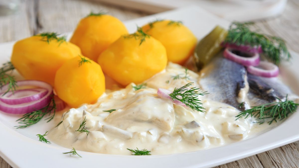 Śledzie w śmietanie to dobry pomysł na danie na Popielec