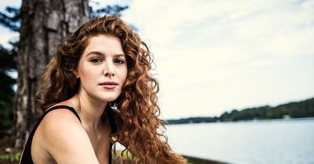 Kręcone włosy. Jak dbać o naturalny skręt i w jaki sposób najlepiej stylizować loki?