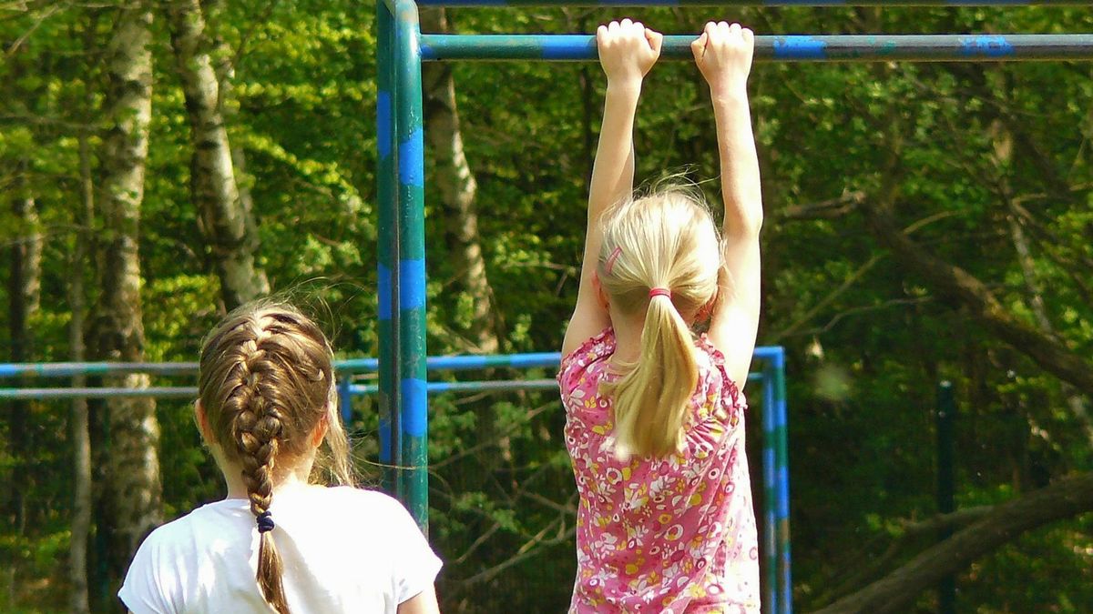 Na dziwne zachowanie 12-latki zareagowały inne dzieci.