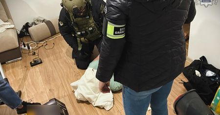 Organizowali przemyt migrantów i handlowali narkotykami. Gang rozbity