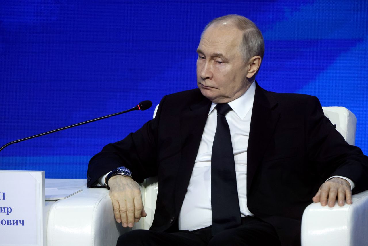 Kremlin revises oil price forecast amid war-driven fund strain