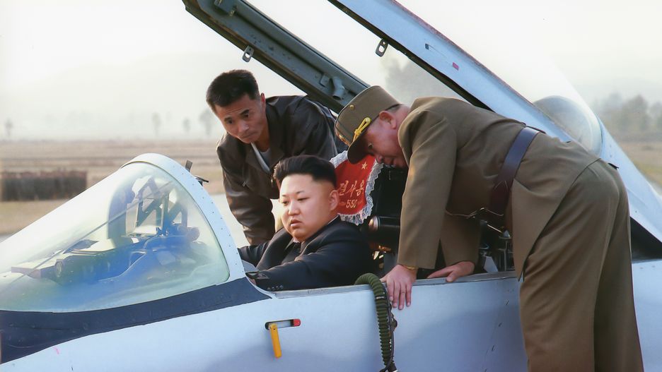 Kim Jong-un inspoectant un avion de chasse
Kim Jong-un inspoectant un avion de chasse de l'armée nord-coréenne, en octobre 2014, Corée du Nord. (Photo by API/Gamma-Rapho via Getty Images)
API