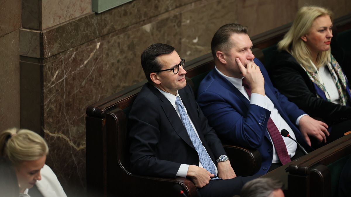 Warszawa, 15.11.2022. Premier Mateusz Morawiecki (3P) oraz minister edukacji i nauki Przemysław Czarnek (2P) na sali obrad Sejmu w Warszawie, 15 bm. Niższa izba parlamentu rozpoczyna trzydniowe obrady, będzie m.in. kontynuować prace nad projektami ws. uprawnień komisji ds. pedofilii. W harmonogramie obrad znalazł się też projekt o zmianach w podatku bankowym. (amb) PAP/Leszek Szymański