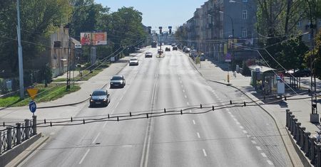 Utrudnienia na ul. Kunickiego. Pas ruchu wyłączony przed wiaduktem