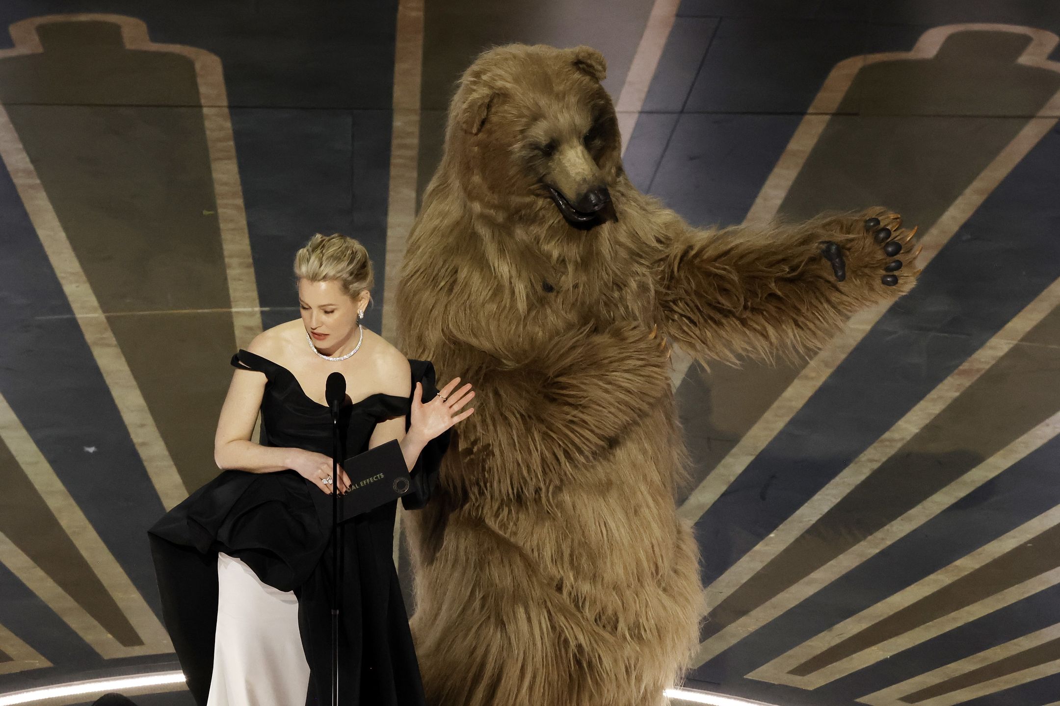 Elizabeth Banks na tegorocznym rozdaniu Oscarów