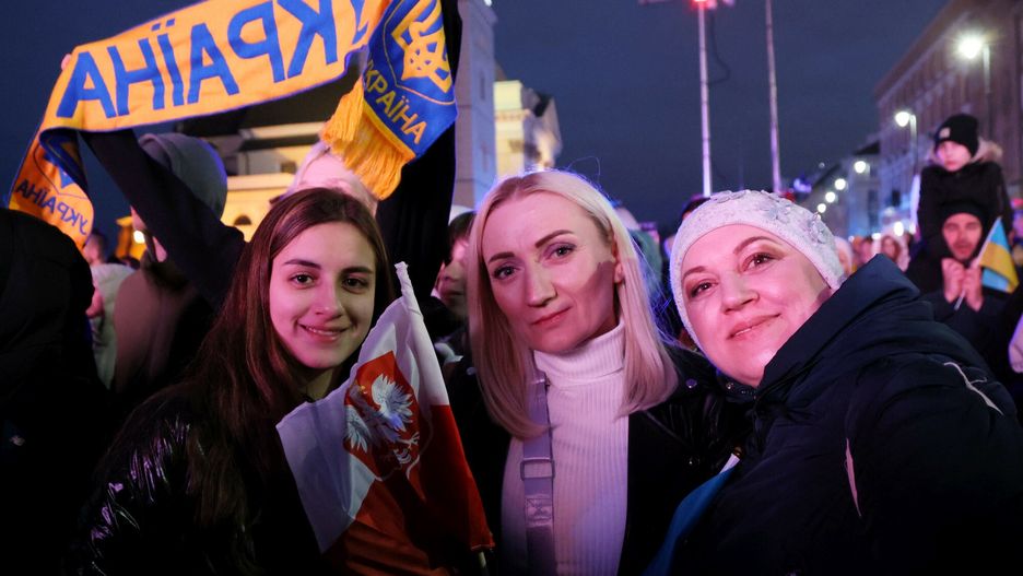 Prezydent Ukrainy Wo?odymyr Ze?enski z wizyt? w Polsce
Fot. Wojciech Olkusnik/East News, Warszawa, 05.04.2023. Prezydent Ukrainy Wo?odymyr Zelenski z wizyta w Polsce. N/z zebrani na placu Zamkowym w czasie wystapienia prezydentow RP i Ukrainy na Zamku Krolewskim.
Wojciech Olkusnik