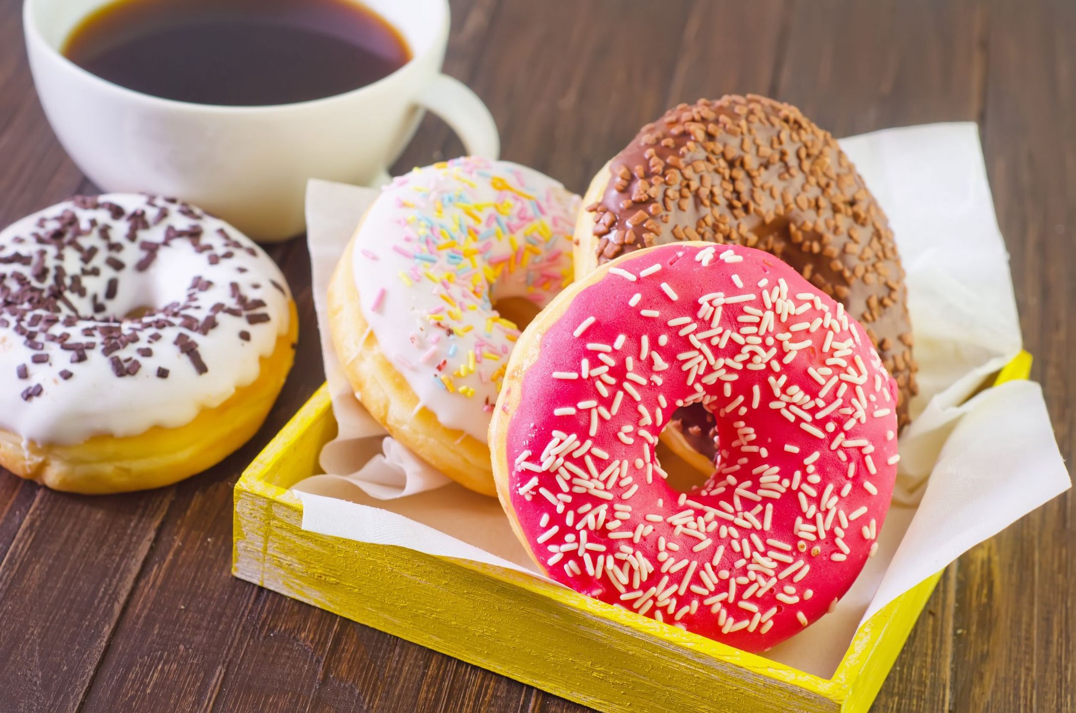 Donuty i filiżanka herbaty w tle