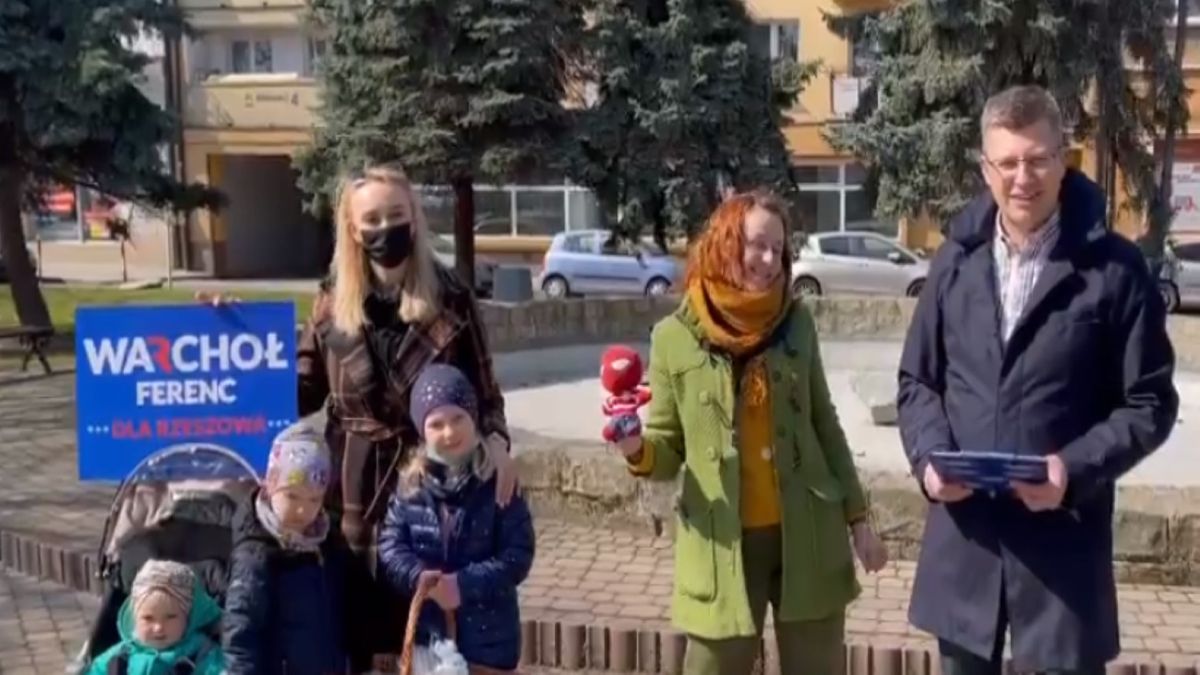 Marcin Warchoł zbierał podpisy wśród wyborców z Rzeszowa. Nie wszystkim jego zachowanie przypadło go gustu 