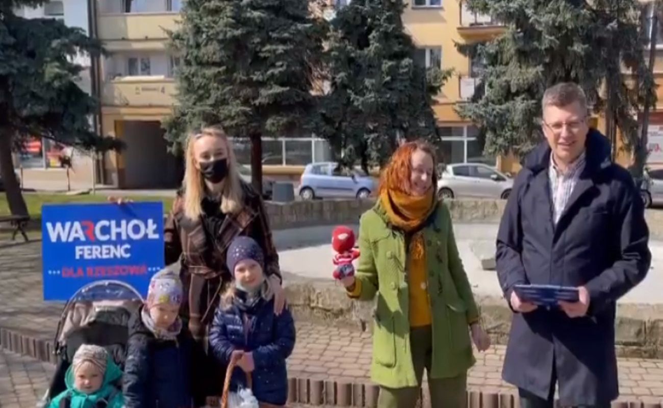 Marcin Warchoł zbierał podpisy wśród wyborców z Rzeszowa. Nie wszystkim jego zachowanie przypadło go gustu 