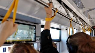 Poznań: Niebezpieczna sytuacja w tramwaju. Pasażerowie w szoku. Podłogę przebiła część torowiska. Internet wrze