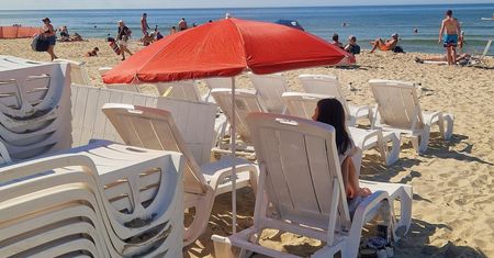 Sprawdziliśmy ceny nad morzem. 30 zł za leżak, 10 zł za dmuchanie w alkomat