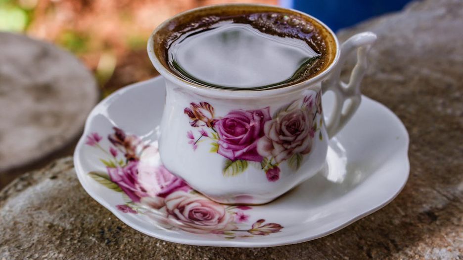 Biała i Różowa Ceramiczna Filiżanka Do Herbaty Ze Spodkiem