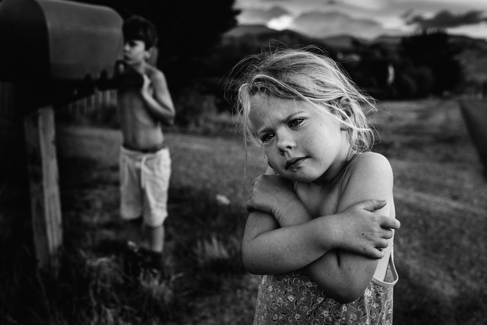 „Childhood in the Raw” to materiał fotografki i fizjoterapeutki – Niki Boon, opowiadający o czwórce jej dzieci, które wychowują się na 10-akrowej posesji w Nowej Zelandii. Nie byłoby w tym nic dziwnego, gdyby dzieci nie były chowane z dala od nowoczesnej technologii. Niki prezentuje swoim dzieciom zdjęcia na urodziny każdego z nich, albo swoje.