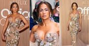 Jennifer Lopez epatuje ściśniętym biustem na nowojorskiej premierze filmu "Biurowy romans" (ZDJĘCIA)