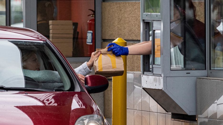Głównymi klientami fast foodów są osoby w wieku od 25 do 34 lat.
