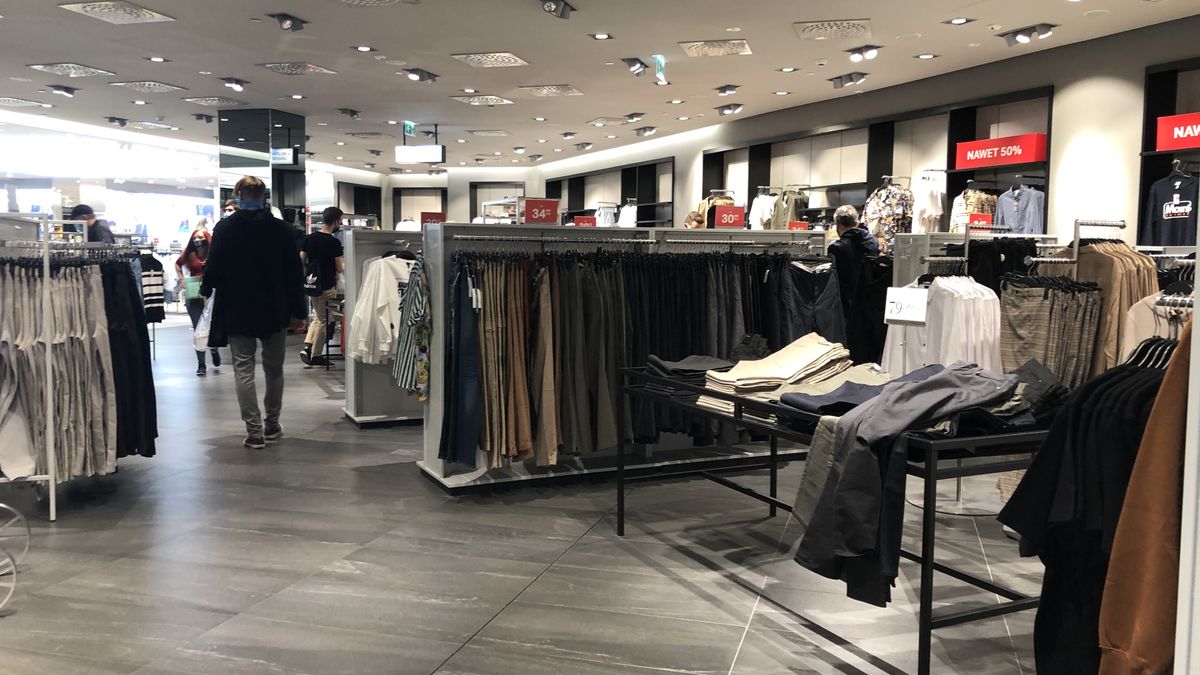 Sklepy odnotowują straty i spadek obrotów. 