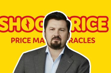 Szef Modivo Dariusz Miłek na tle logo ShockPrice, fot. mat.pras.