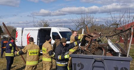 Strażacy z OSP Wapnica zbierają złom, żeby kupić nowy wóz bojowy