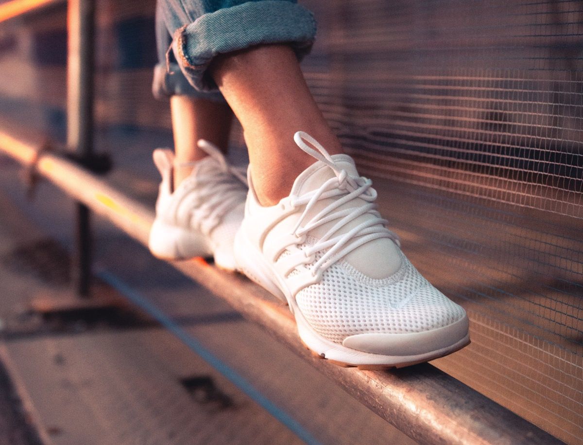 Sneakersy – ponadczasowe buty dla każdego. Podpowiadamy, jak je nosić