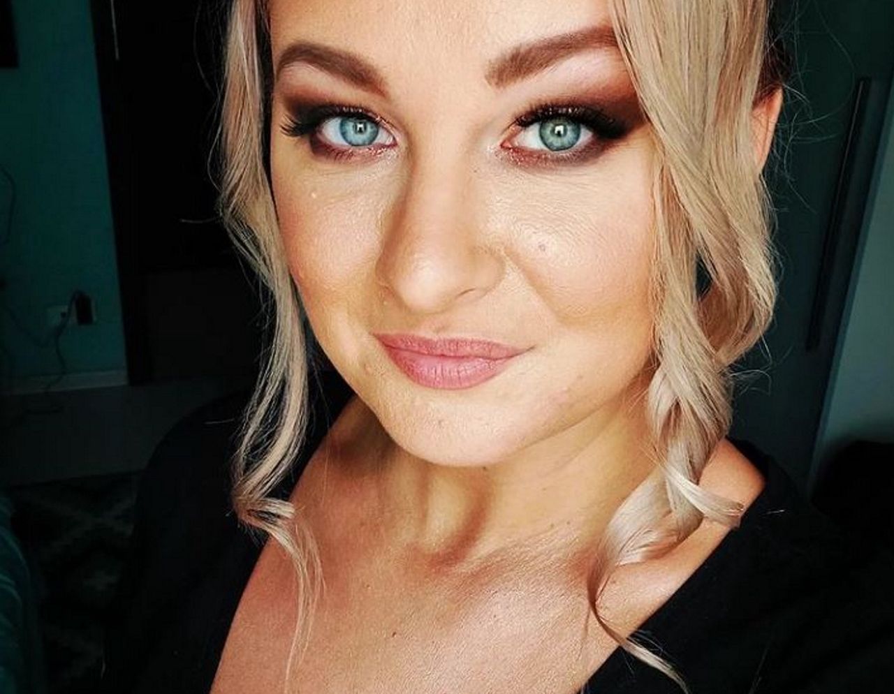 Julia Gołębiewska cieszy się ze szczęścia jej ojca