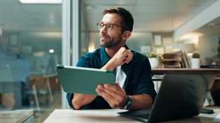 Skrócony tydzień pracy? To właśnie stało się realne! Kto ma szansę na krótszy czas pracy? Kiedy będzie można z tego skorzystać?