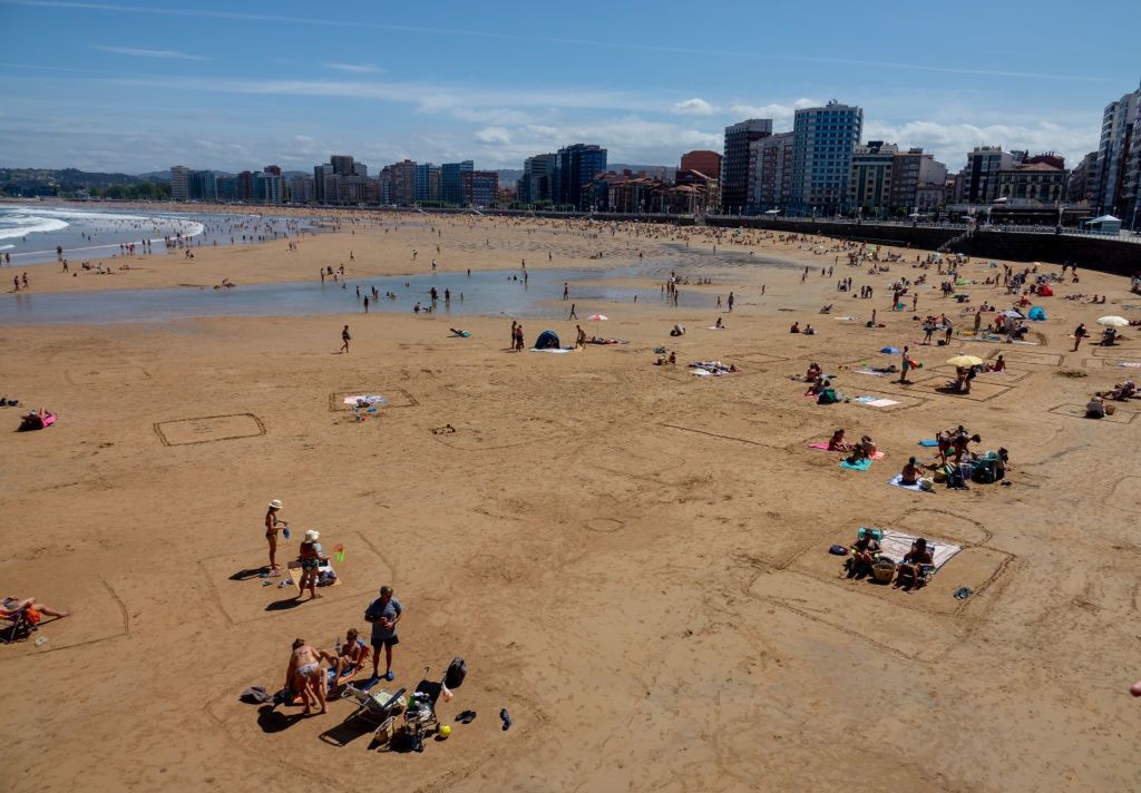W niektórych krajach na plażach wyznaczano specjalne strefy, które pomagały utrzymać dystans społeczny