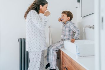 Nie trzeba mieć idealnego uśmiechu, żeby się… uśmiechać. Co odbiera nam swobodę?