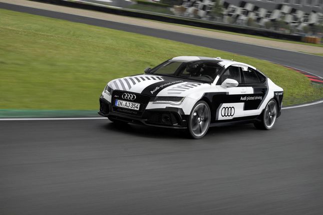Wyścig bez kierowcy. Autonomiczne Audi RS 7 na torze Hockenheimring 3