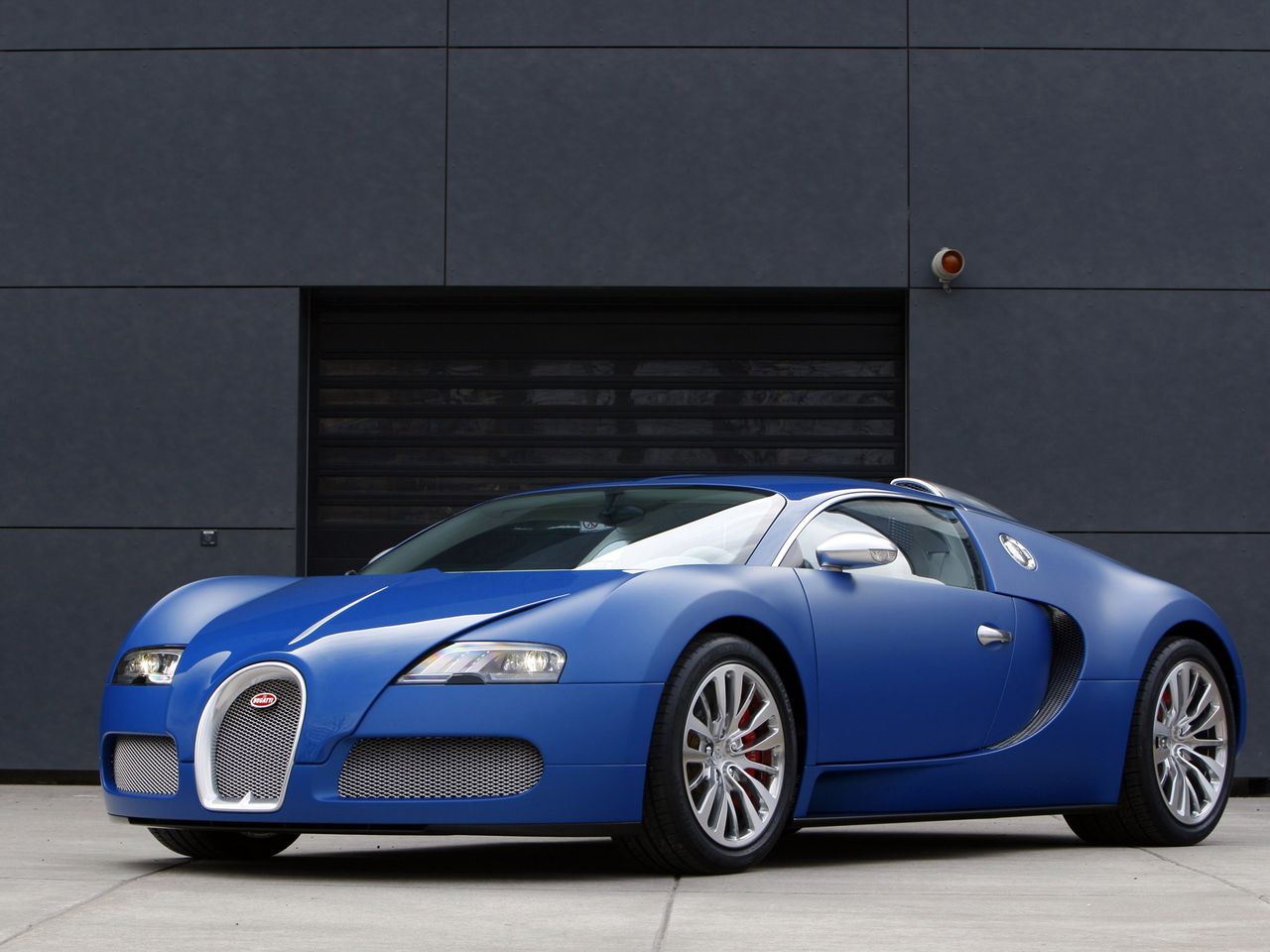 Bugatti Veyron Bleu Centenaire powstał na 100. rocznicę założenia firmy. Auto zostało pokryte dwoma rodzajami niebieskiego lakieru: matowym i połyskującym.