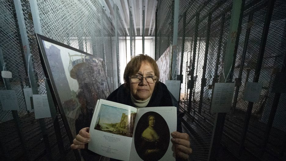 Alina Docenko w ograbionym Regionalnym Muzeum Sztuki w Chersoniu 