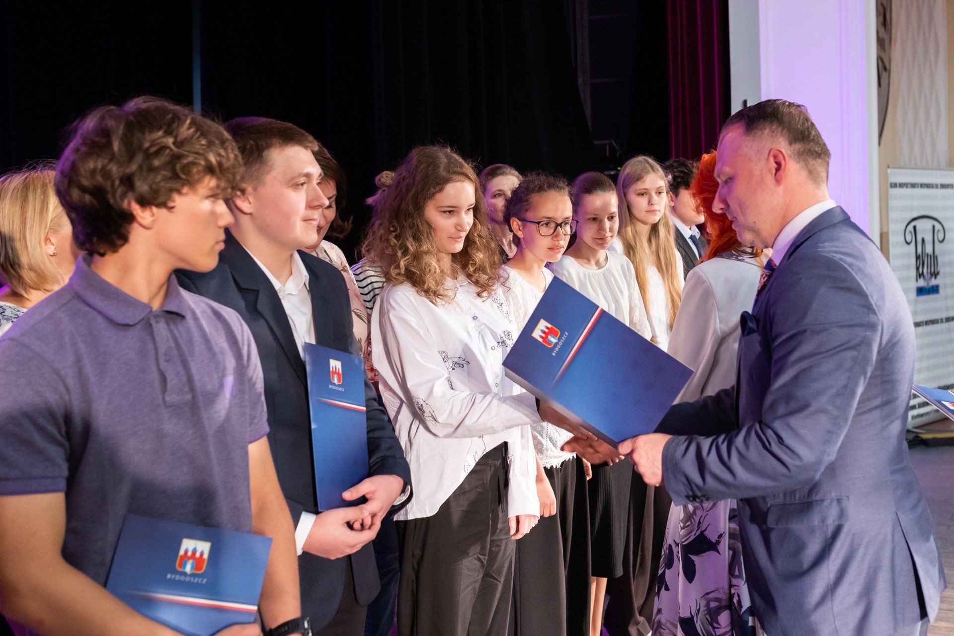 115 uczniów oraz 92 nauczycieli z bydgoskich szkół zostało nagrodzonych podczas Gali Laureatów Konkursów i Olimpiad Przedmiotowych 2025, która 17 czerwca odbyła się w Kinoteatrze.