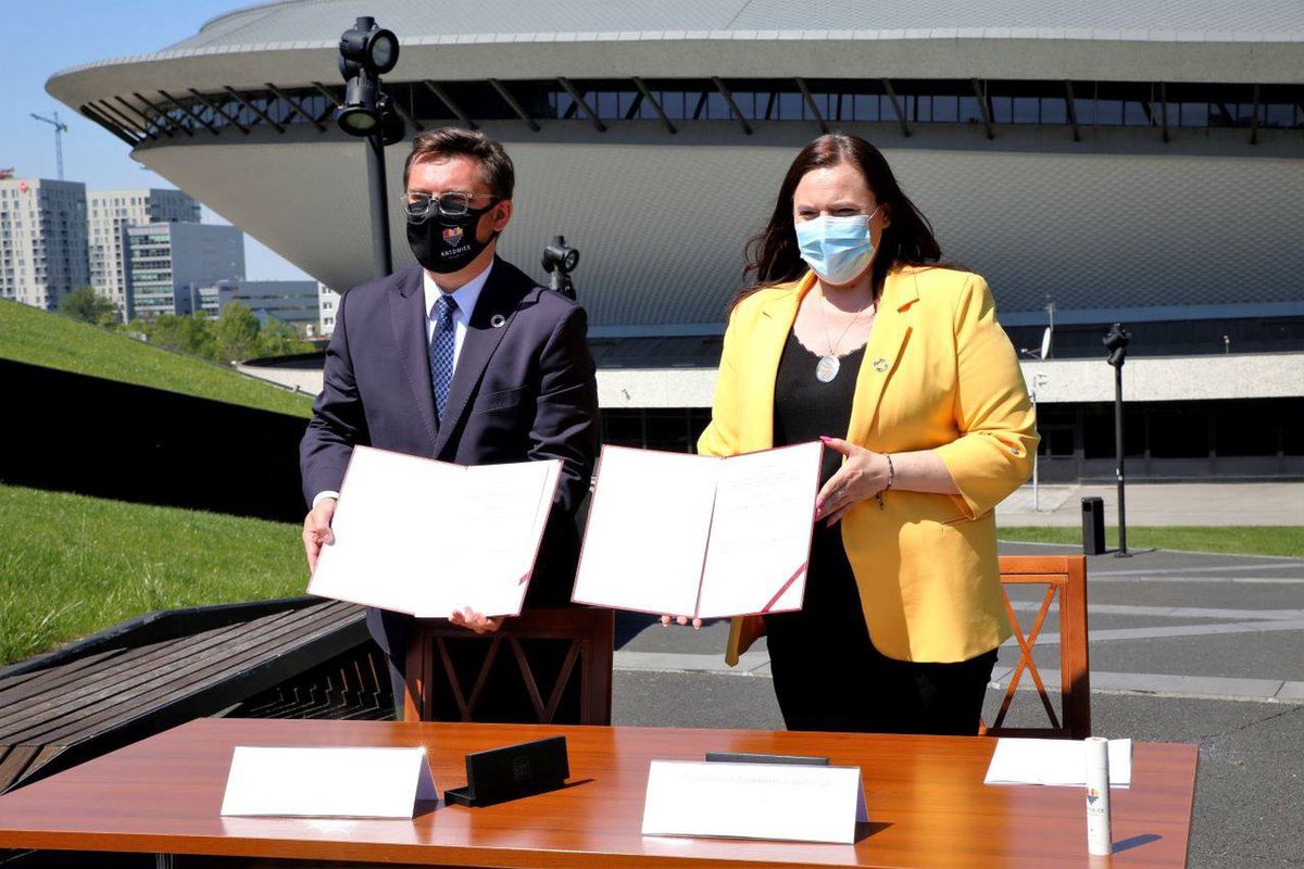 Śląskie. Wiceminister Małgorzata Jarosińska-Jedynak i prezydent Marcin Krupa podpisali porozumienie w sprawie organizacji Światowego Forum Miejskiego 2022.