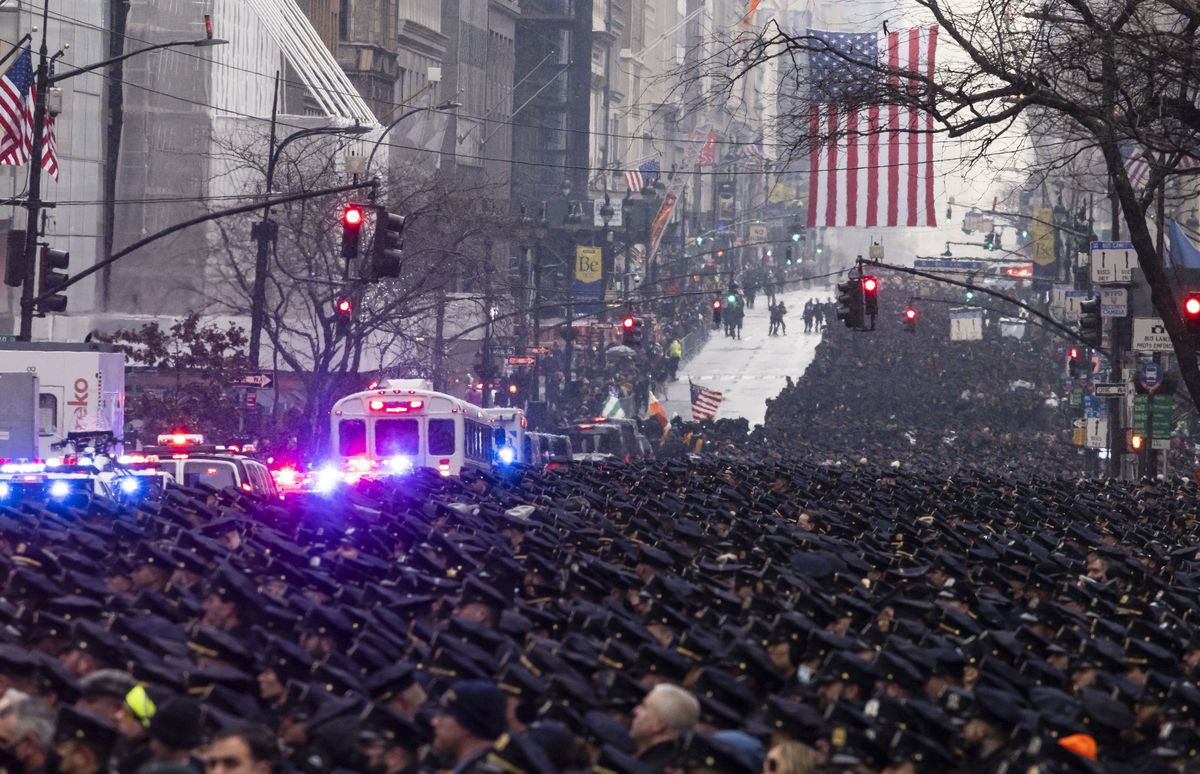 Tysiące policjantów w żałobie na ulicach Nowego Jorku. Tak żegnali kolegów