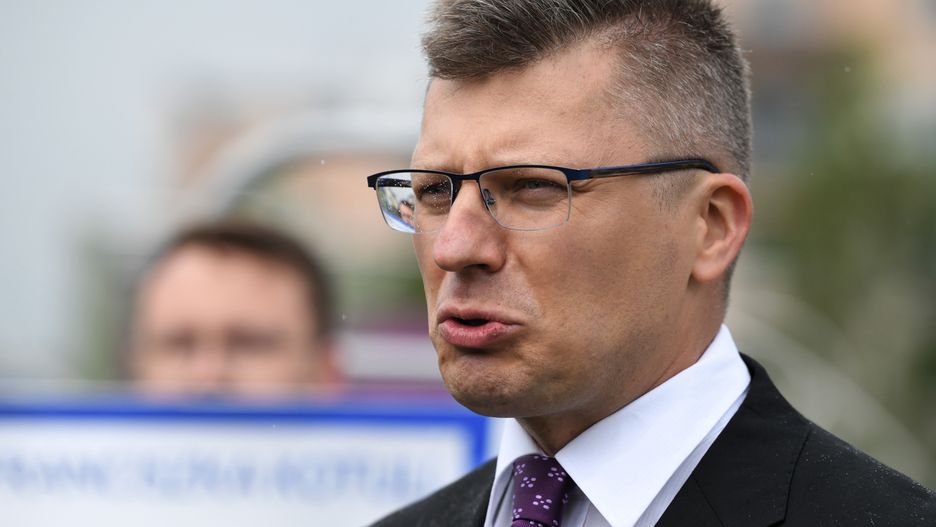 Kampania wyborcza w Rzeszowie. Ulotki Marcina Warchoła przed kościołami