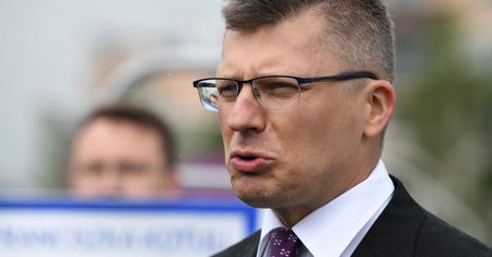 Kampania wyborcza w Rzeszowie. Ulotki Marcina Warchoła przed kościołami