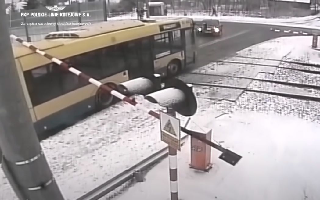 Kierowca autobusu stanie przed sądem. O włos od tragedii