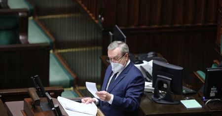 Gliński musiał się tłumaczyć. Przegłosowali go nocą