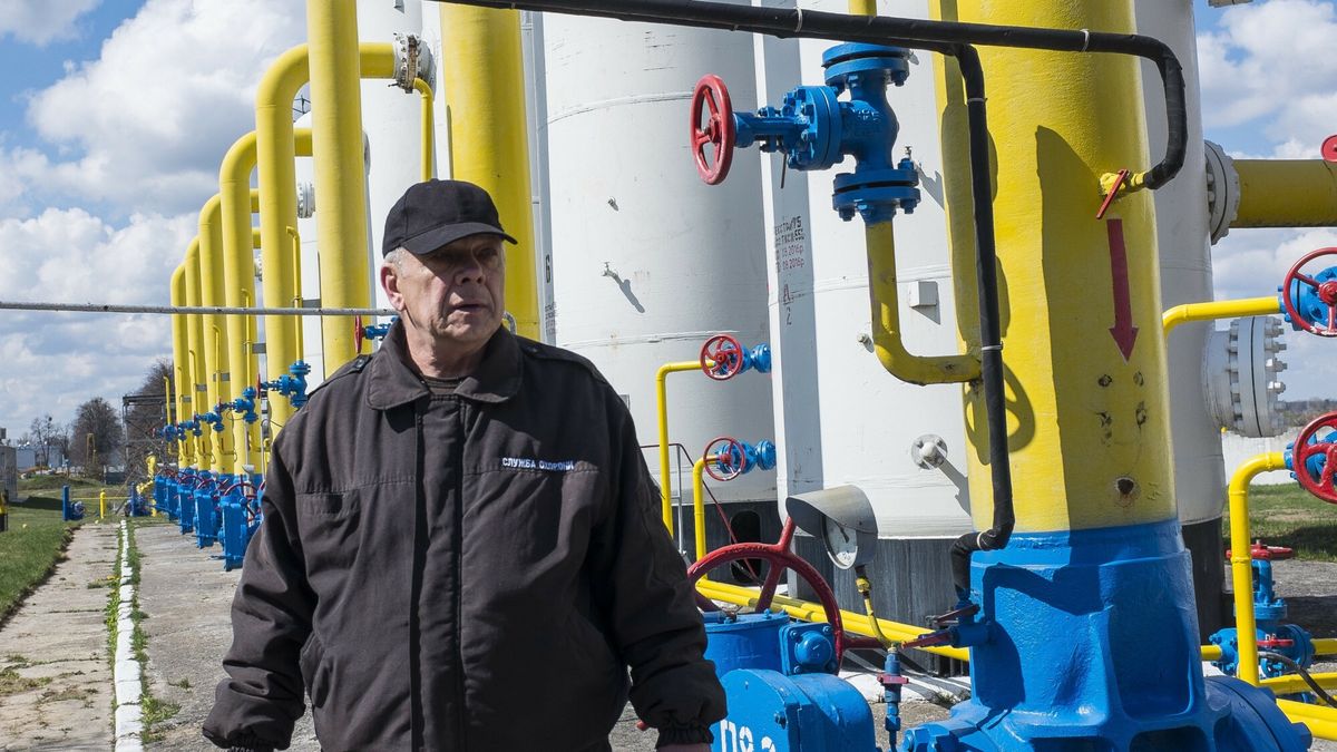 arch17
April 22, 2015 - Soledar, Ukraine: Workers at Ukrtransgaz, a subsidiary of Ukraine's state energy firm Naftogaz, hold disaster and anti-terrorism drills at a transit facility near the capital, Kiev. Crews practice extinguishing fires and treating injuries in case of an emergency situation or attack on Ukraine's natural gas network. The European Union recently charged that the Russian energy company Gazprom with pursuing an overall strategy to partition central and eastern European gas markets creating instability in the war torn country. (Chris Collison/Polaris)
Chris Collison