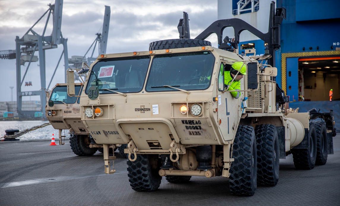 Transport amerykańskiego uzbrojenia dotarł do Danii. W poniedziałek trwał rozładunek militarnych pojazdów w porcie w Aarhus