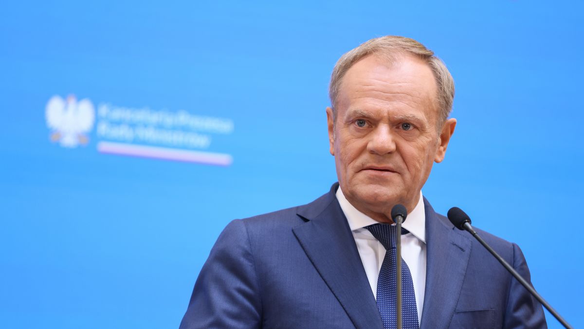 Warszawa, 20.05.2024. Premier Donald Tusk podczas wspólnej konferencji prasowej z szefową Europejskiego Banku Inwestycyjnego Nadią Calvino po spotkaniu w siedzibie KPRM w Warszawie, 20 bm. (jm) PAP/Leszek Szymański