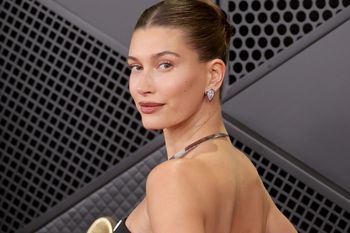 Hailey Bieber na Grammy 2026. Wskoczyła w prześwity