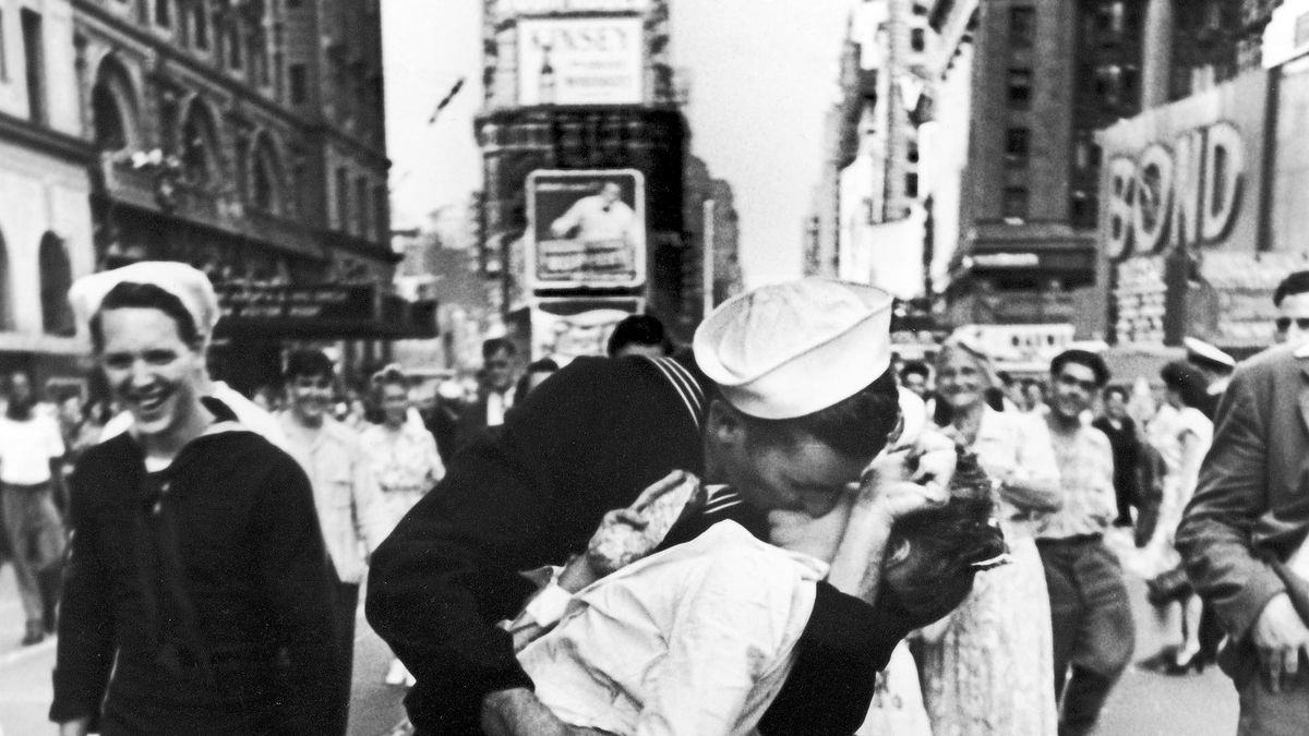 Całująca się para na Times Square to jedno z najbardziej kontrowersyjnych zdjęć w historii 1