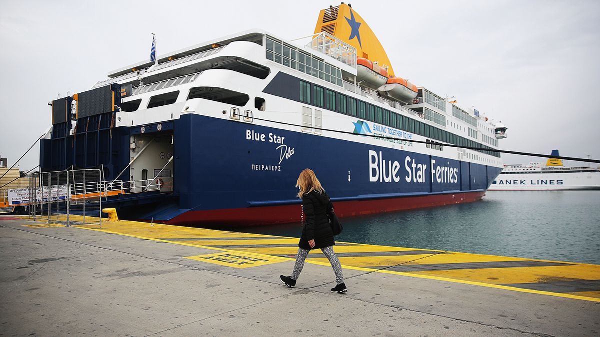 A woman walks next to docked ships during a 24-hour strike at the port of Piraeus, near Athens, Greece, 09 April 2025. Public transport staff unions stage a 24-hour walkout to coincide with a strike by the civil servants' union federation ADEDY. The strikes are expected to affect buses, trains, taxis, and the Athens metro. Ships scheduled to depart from the ports of Piraeus, Rafina, and Lavrio are to remain docked in ports after four seamen's unions announced their decision to hold a 24-hour strike, joining the civil servants' union federation ADEDY. EPA/ALEXANDROS VLACHOS Dostawca: PAP/EPA.