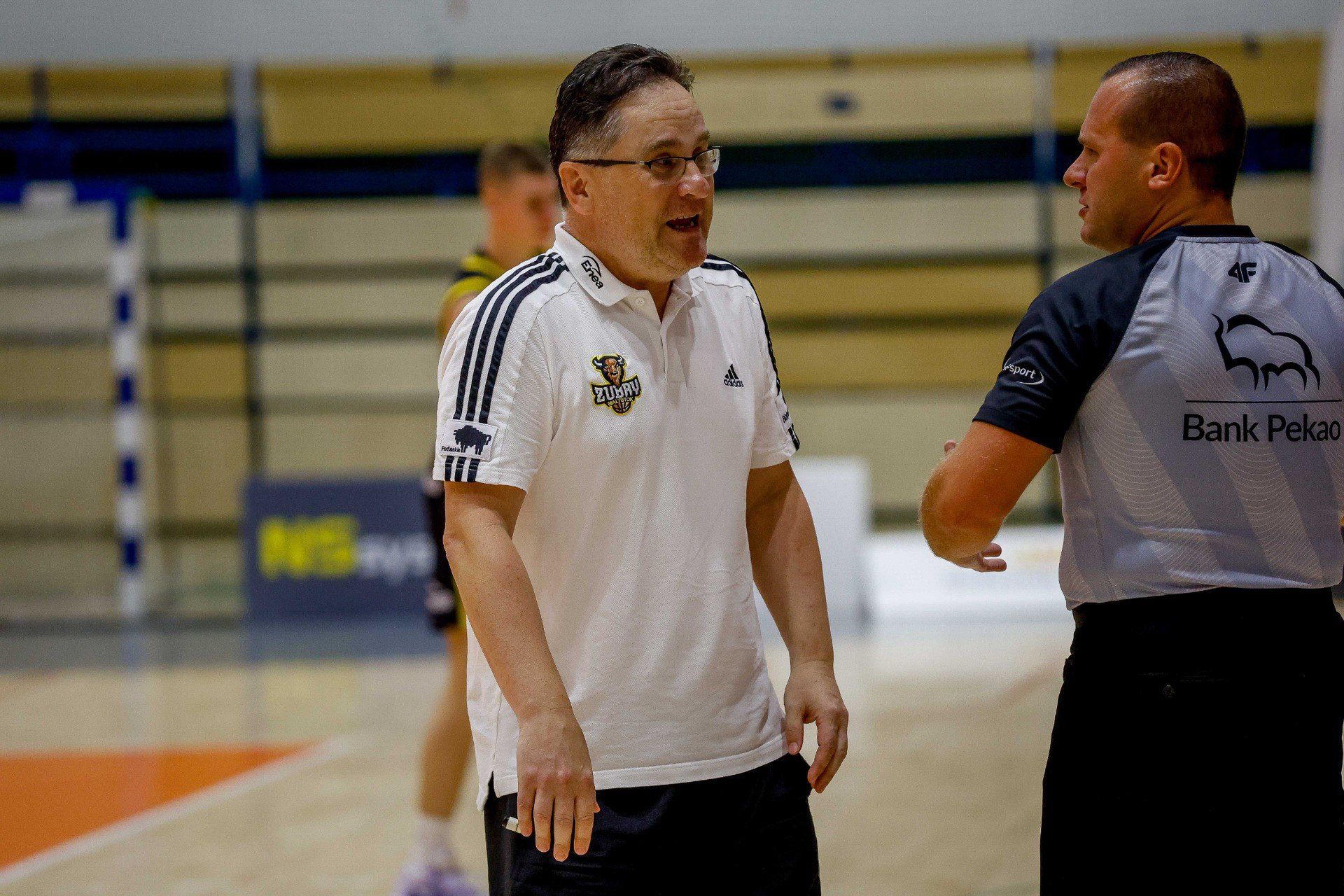 Trener koszykarzy Żubrów Abakus Okna Białystok Roman Skrzecz po porażce AZS Politechniką Opole podał się do dymisji
