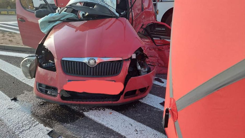 Śląskie. 21-latek na obwodnicy Siewierza zderzył się z ciężarówką. 