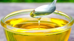 Pij 1 łyżeczkę dziennie albo dodawaj do sałatki. Pomoże obniżyć cholesterol