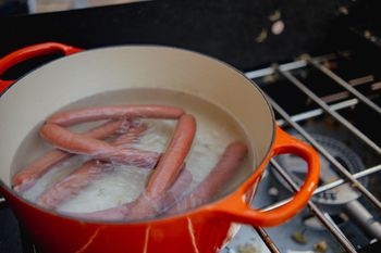 Polacy jedzą na kilogramy, a to najgorszy rodzaj mięsa. Rujnuje jelita