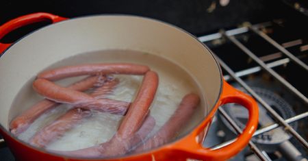 Polacy jedzą na kilogramy, a to najgorszy rodzaj mięsa. Rujnuje jelita